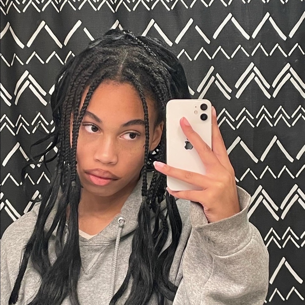 Meet your Posher, Nia